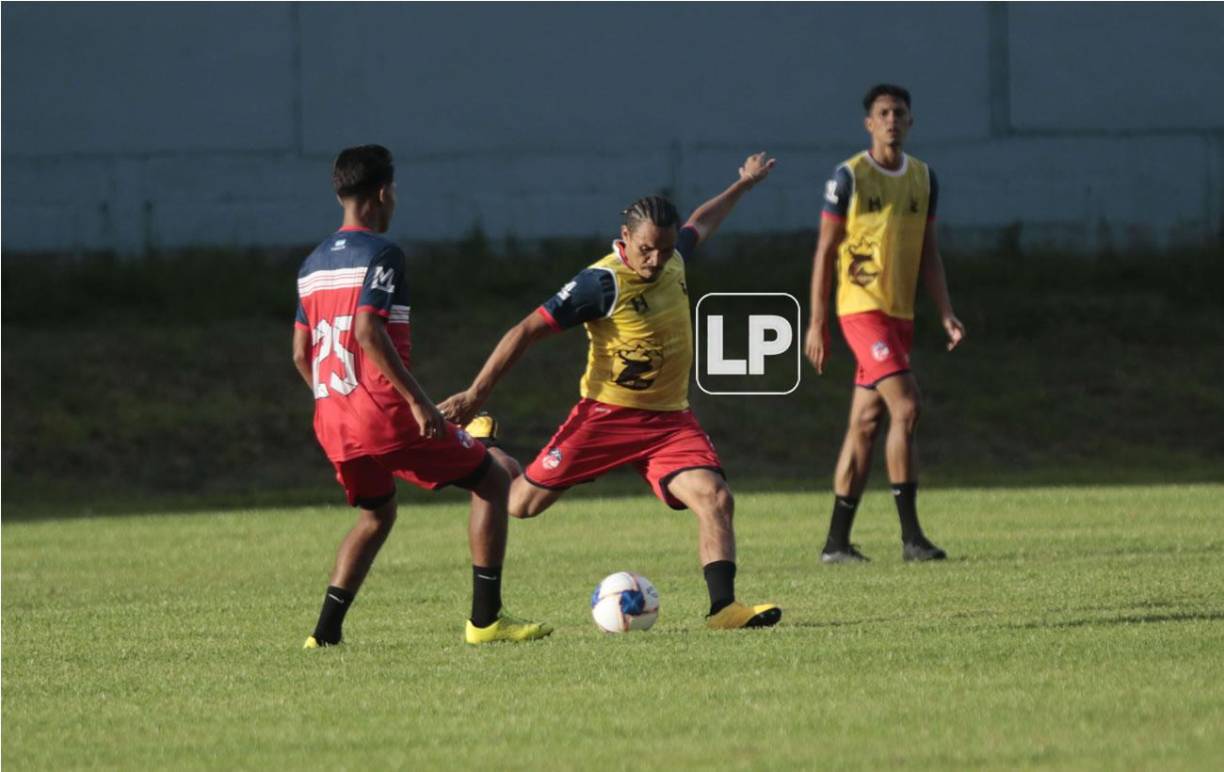 En el colectivo a ‘Rambo‘ lo utilizaron como comodín en el mediocampo, su oficio era simple: repartir el queso. No corría, no marcaba, pero no tenía por qué, pues su labor es crear y generar oportunidades en ataque cada vez que el balón pasa por sus pies.