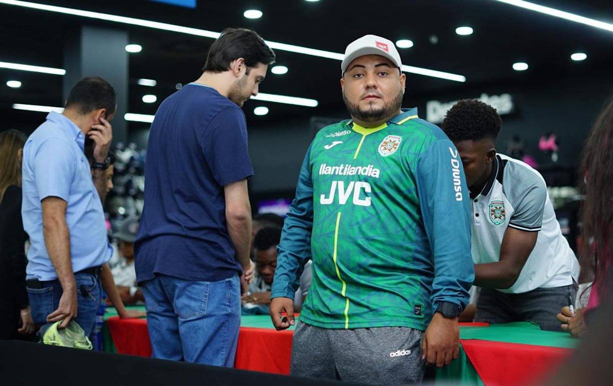 Los jugadores del equipo sampedrano firmaron camisetas de los aficionados.