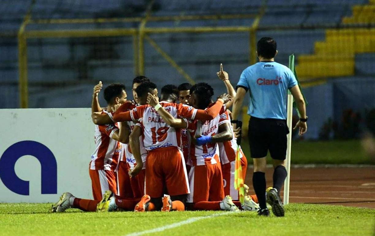 El festejo de los jugadores del Vida tras el primer gol contra el Marathón.