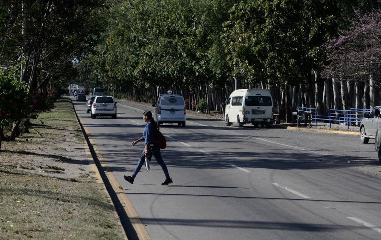 En esta zona del bulevar del este convergen muchos buses del transporte público y por la mañana y la tarde decenas de trabajadores de la maquila cruzan arriesgándose a ser atropellados.