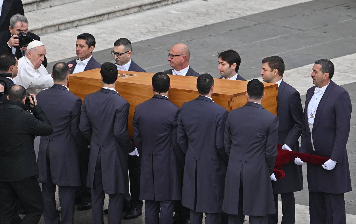 El papa Francisco despidió este jueves por última vez a su predecesor <b>Benedicto</b> XVI, fallecido el sábado a los 95 años, durante el solemne funeral celebrado ante miles de fieles y personalidades de todo el mundo congregados en la plaza de San Pedro,.