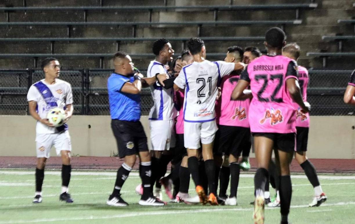 Así fue la pelea que protagonizaron jugadores del Génesis de Comayagua contra el Borussia Nola.