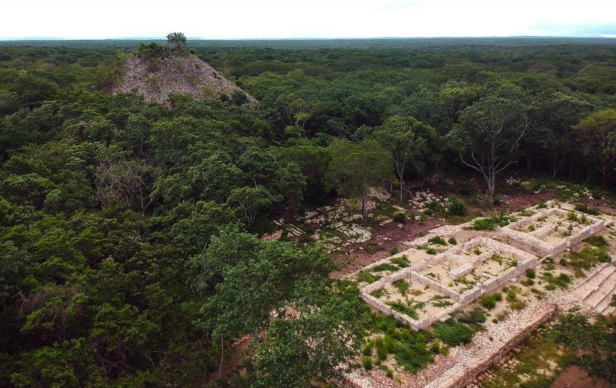 Kabah, ubicado a 100 kilómetros de la capital de Yucatán, cuenta con palacios y templos dedicados a Yum Chaac, el dios maya de la lluvia, así como un arco que conduce al Sacbé (camino blanco) de Uxmal, la ciudad precolombina más importante de la Ruta Puuc.