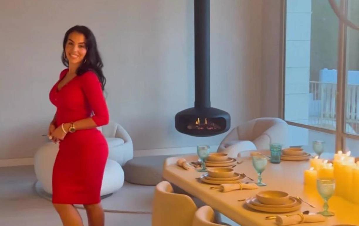 Georgina fue la anfitriona perfecta para la celebración de Navidad. La modelo recibió a sus seres queridos en la casa que comparte con Cristiano en España y los agasajó con una deliciosa cena, además de una decoración navideña y minimalista, con una centro de mesa formado por decenas de velas.