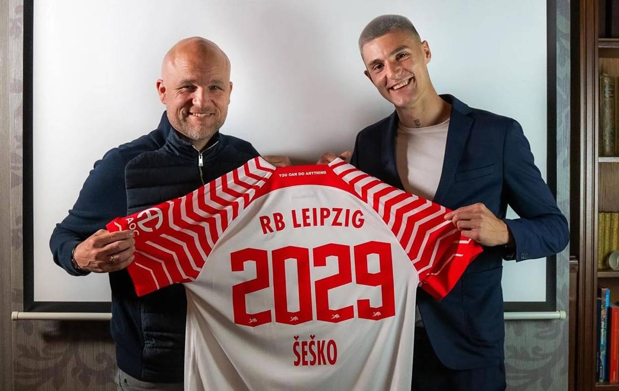 El delantero esloveno Benjamin Sesko, de 21 años, renovó su contrato con el RB Leipzig hasta 2029, anunció este miércoles el club alemán. Sesko, que cuajó una impresionante primera temporada en la Bundesliga, había suscitado el interés de clubes de la Premier League como Arsenal y Manchester United.
