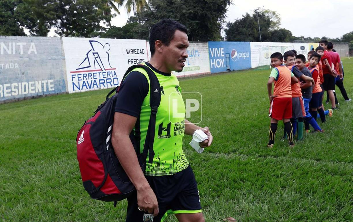 ‘Rambo‘ es muy querido. Los niños lo idolatran, le piden autógrafos, fotografías y lo tocan como cuando alguien toca un dios.