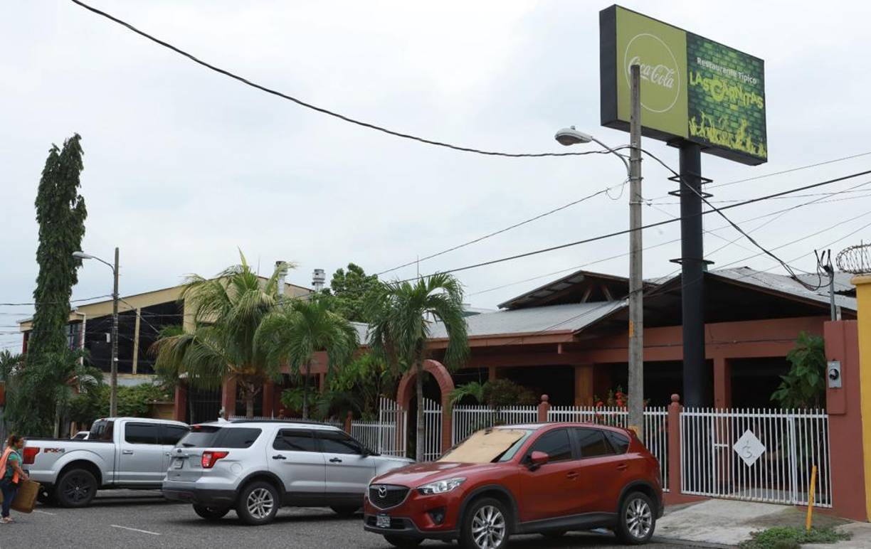 Restaurante típico Las Carnitas tiene más de 40 años de deleitar a los sampedranos con sus carnes con tajadas. Actualmente están ubicados en la 11 calle, entre 14 y 15 avenidas del barrio Suyapa.