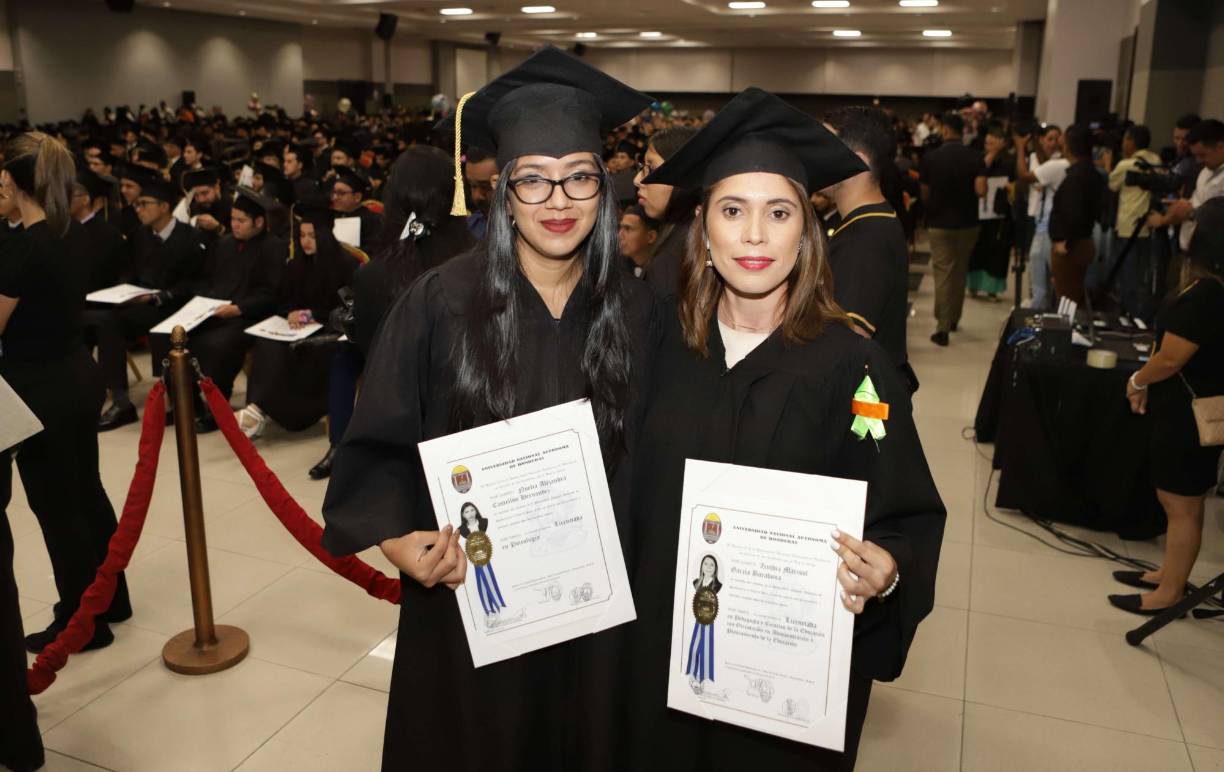 ¡Felices y orgullosos! Así festejan los nuevos egresados de Unah-vs