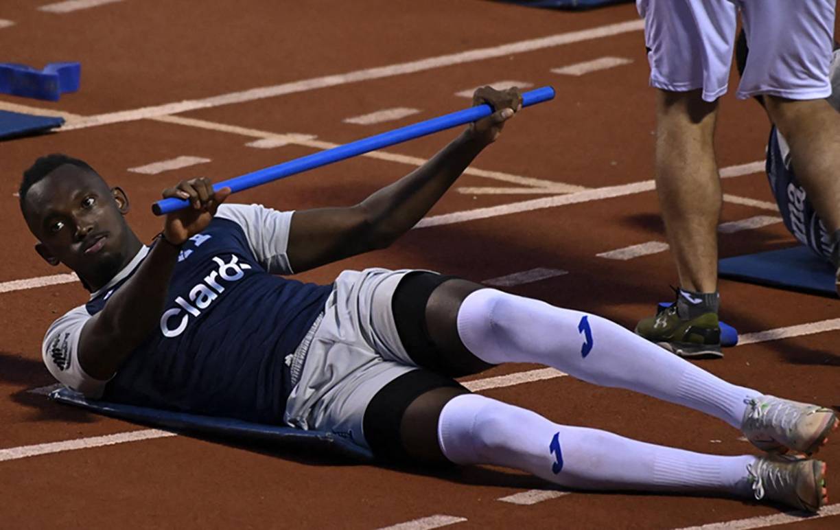El delantero de la selección hondureña Alberth Elis se estira durante una sesión de entrenamiento. Elis regresa a la Bicolor luego de la recuperación de una lesión y su debut con el FC Girondins de Burdeos.