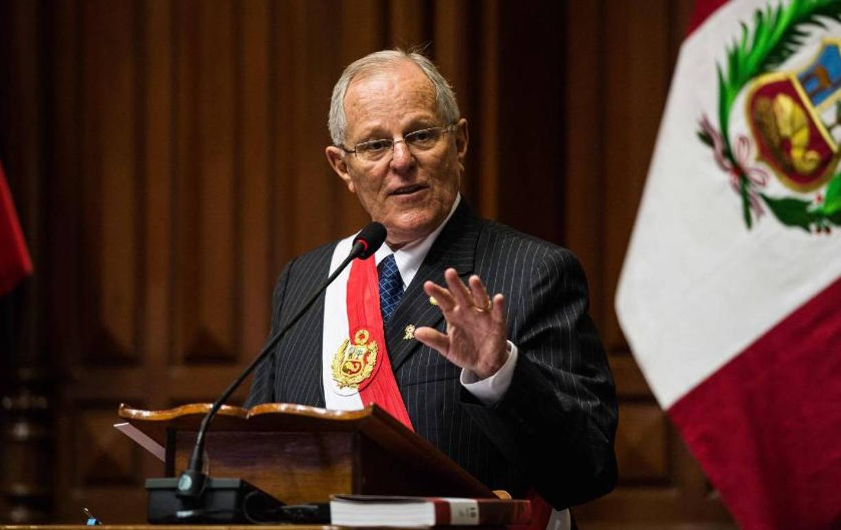 Con un resultado similar al que obtuvo Castillo el año pasado, el veterano economista Pedro Pablo Kuczynski (PPK) se impuso en los comicios peruanos de 2016, por escasos 40.000 votos, a su contrincante en las urnas, la derechista Keiko Fujimori.