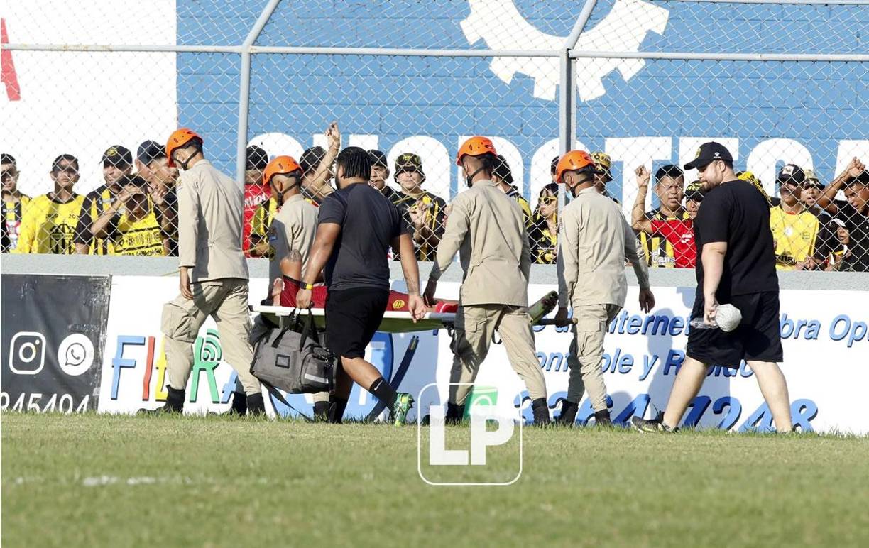 El tico Heyreel Saravia se fue del campo en camilla y con las manos en la cabeza. Dura lesión.