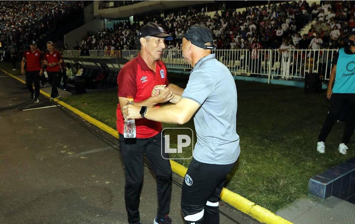 Pedro Troglio saludando a Juan Bertani, preparador físico del Motagua.