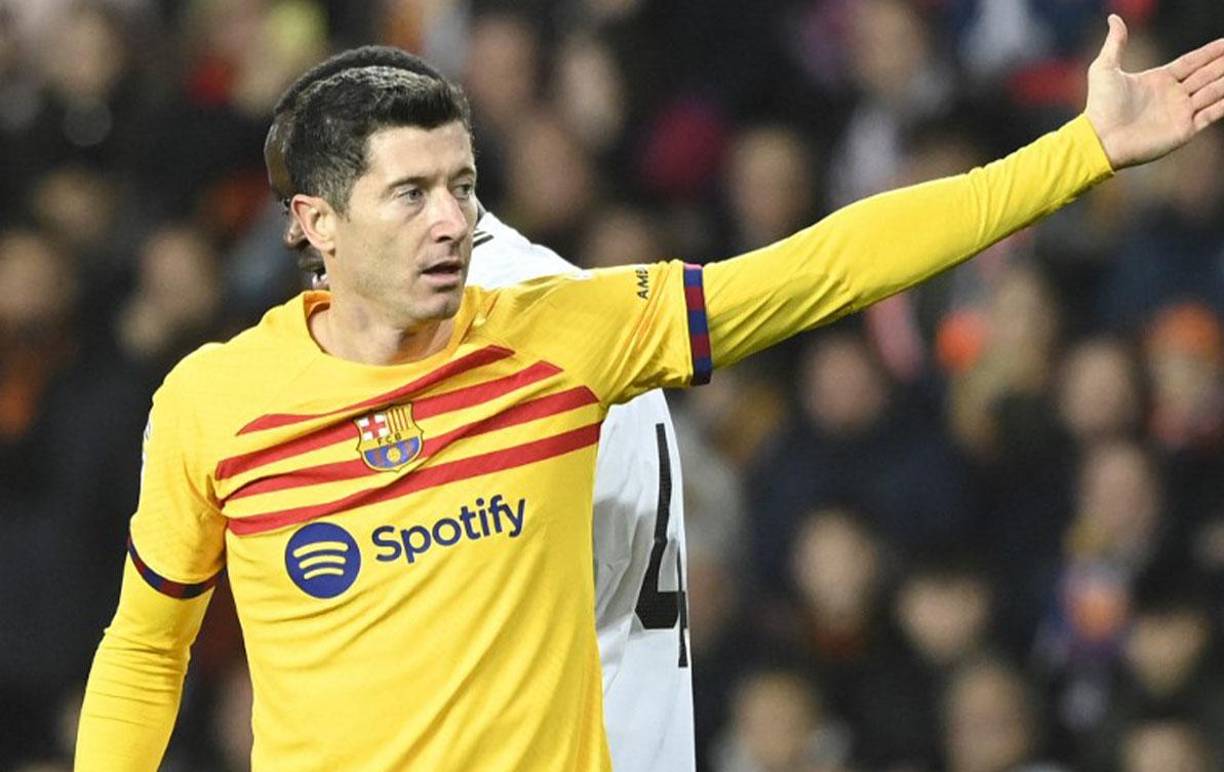 Lewandowski se fue en blanco una vez más y es uno de los señalados por la afición del Barcelona.