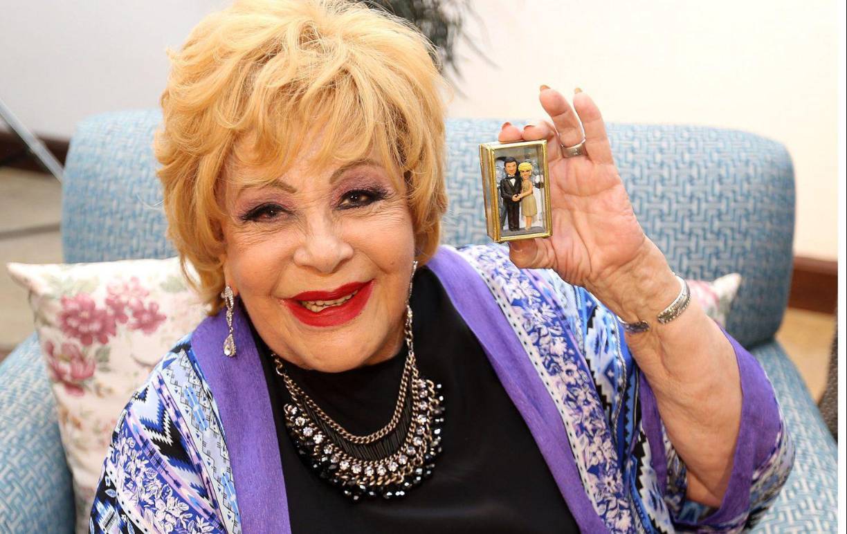 La actriz mexicana Silvia Pinal, icono del cine y el teatro en ese país, dejó este miércoles el hospital en donde se encontraba internada desde el pasado 23 de diciembre por covid-19 y seguirá el tratamiento en casa tras mejorar su salud, confirmó la hija de la artista Sylvia Pasquel. ”Se decidió que en lugar de pasarla a otro cuarto de terapia normal mejor llevarla a su casa con todos los cuidados para evitar que se pudiera contagiar de alguna otra cosa en el hospital”, señaló Pasquel a Milenio.