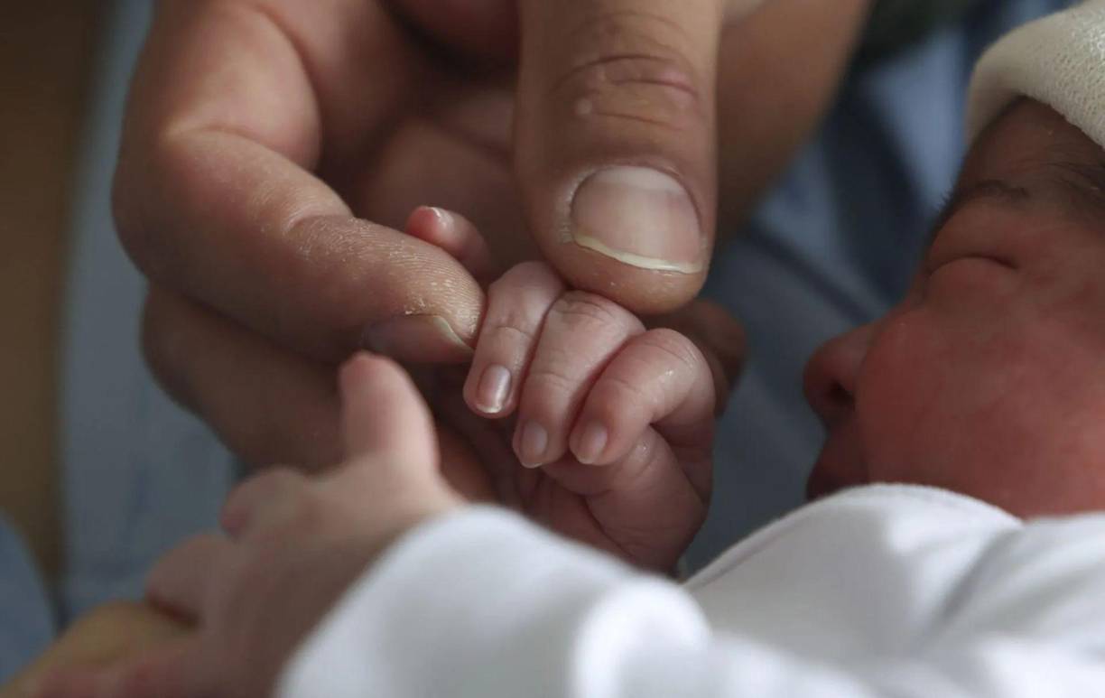 La madre confesó que dejaba a su hija desatendida por largas horas, incluso durante las noches, mientras atendía a sus otros hijos. Durante tres años, la niña nunca vio la luz del sol ni tuvo contacto con nadie más que su madre.