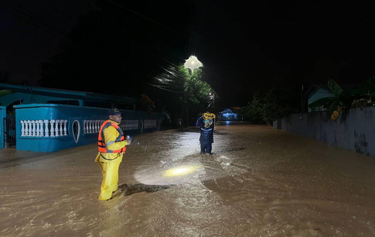 Calles y caminos en el sector rural de Atlántida quedaron intransitables, dificultando el transporte de productos agrícolas y ganaderos.