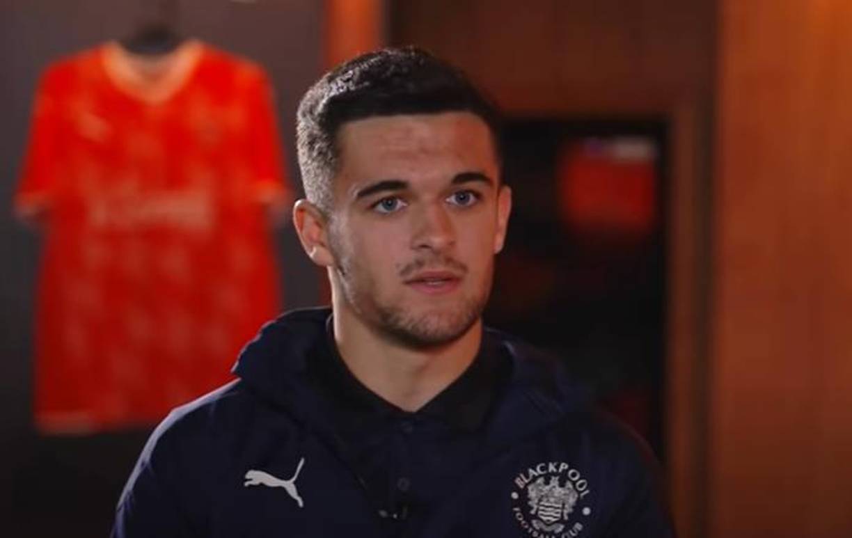 Jake Daniels decidió romper las barreras de los estigmas y se declaró homosexual en una entrevista televisada este día, convirtiéndose así en el único jugador profesional en activo abiertamente gay en Inglaterra. 