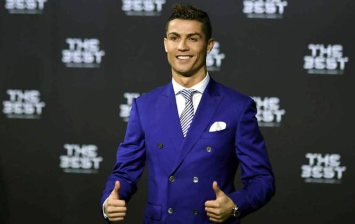 Cristiano Ronaldo demuestra en el campo porque es uno de los futbolistas mejores pagado del mundo. Pero el portugués no solamente es una máquina de jugar al fútbol, de anotar goles, también hace lo suyo para capitalizar su imagen y cobrar millones por concepto de publicidad. Escrito por los periodistas Michael Wulzinger y Rafael Buschmann, de la revista alemana Der Spiegel, en el libro se revela que, en 2013, Cristiano Ronaldo realizó dos anuncios para la empresa de telecomunicaciones saudita Multisport & Image Management que fueron pagados a precio de oro. Y es que por apenas cuatro horas y media de trabajo cobró la nada desdeñable cantidad de un millón de euros.