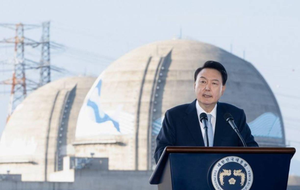 Tras la invocación de la ley marcial, las fuerzas militares se pusieron en estado de alerta, mientras la Asamblea Nacional quedó rodeada por efectivos militares. 