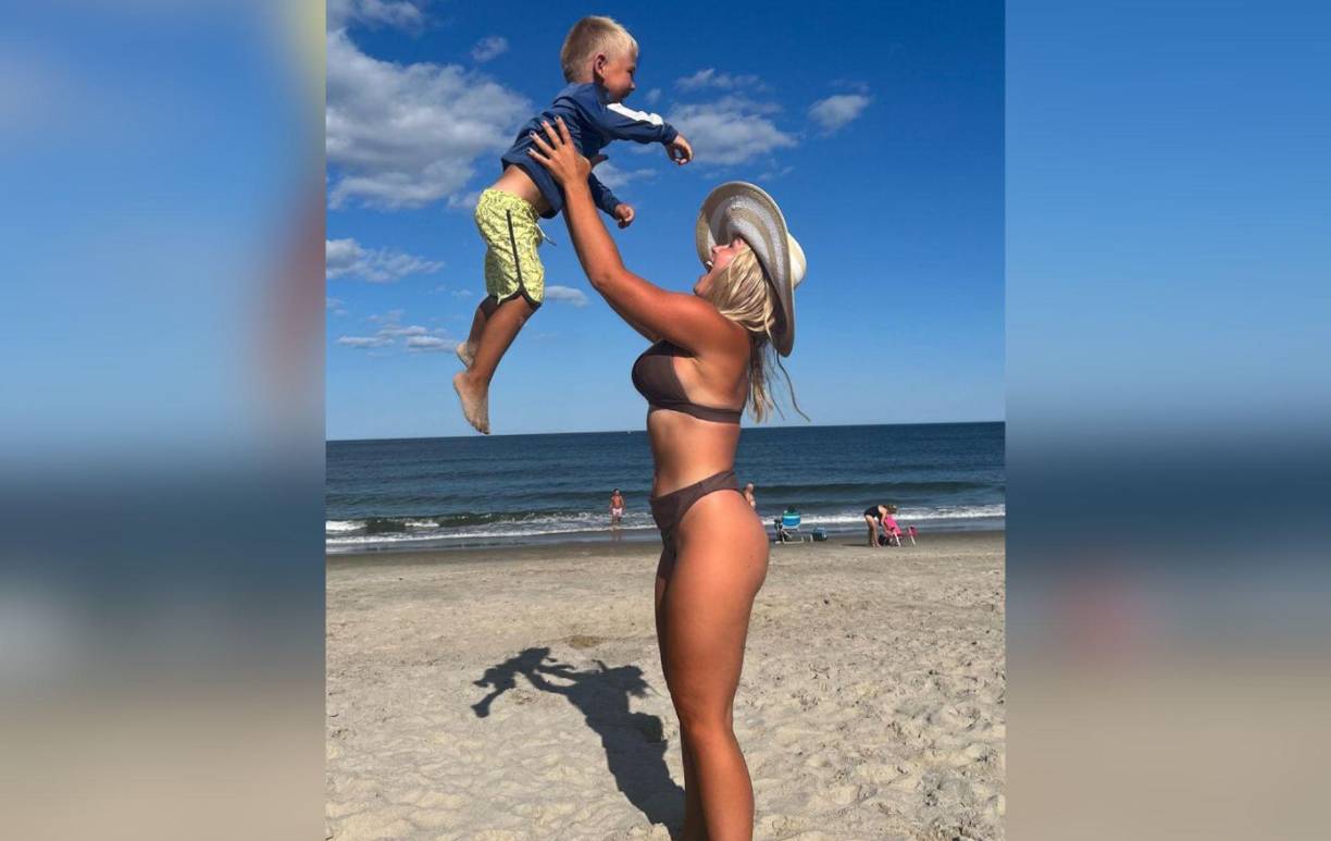 Algunos de sus pasatiempos son viajar, pasar tiempo en familia y disfrutar de la playa.