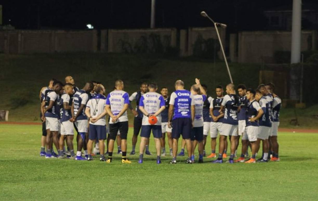 Honduras cerró filas y se reporta lista para debutar esta noche en la Copa Oro. En la alineación de la Bicolor habrán algunas variantes, sobre todo en la zona del ataque.