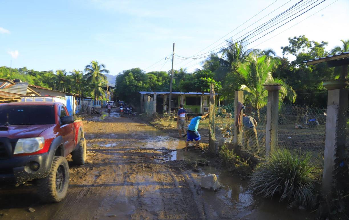 Alrededor de 600 viviendas de esta aldea quedaron inundadas tras el paso de la tormenta Sara.