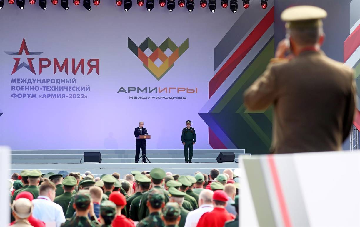 El presidente ruso, Vladimir Putin, inauguró personalmente el foro “Armia-2022” en presencia de representantes de más de un centenar de países, que podrán ver esta semana “más de 28,000” tipos de armamento moderno de doble uso, civil y militar, según explicó el presidente, en el polígono militar Alábino y el aeródromo Kúbinka, a las afueras de Moscú.