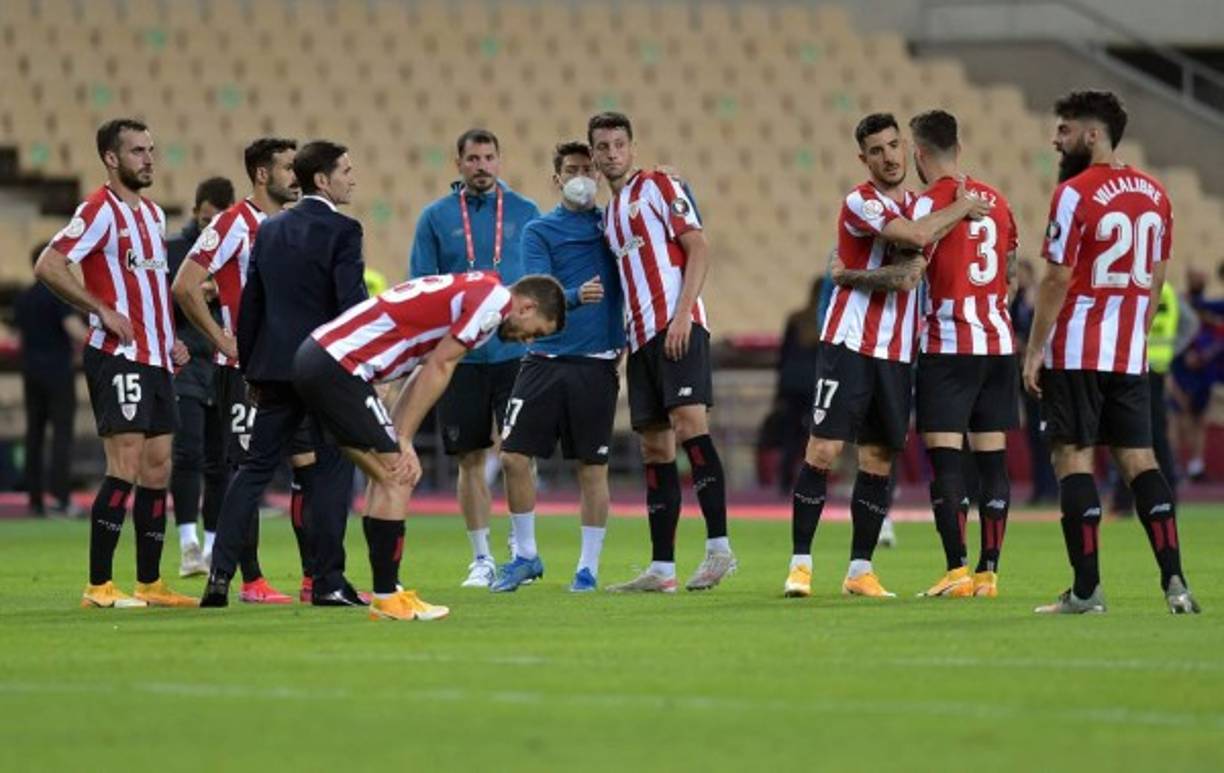 La tristeza de los jugadores del Athletic de Bilbao tras perder la final de la Copa del Rey 2021.