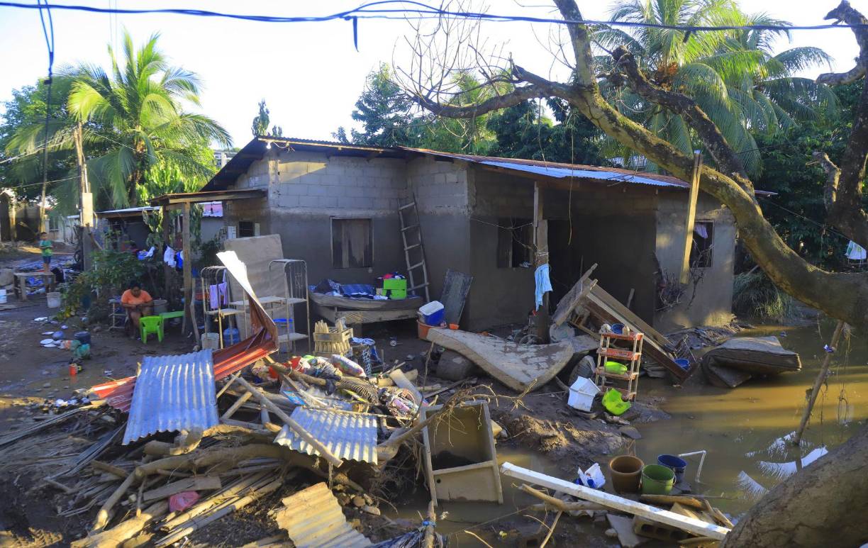 La furia de la tormenta tropical Sara dejó sumida en lodo y destrucción a la aldea La Prieta y otras aldeas de Tocoa, Colón, con cientos de familias en la desesperación. LA PRENSA Premium se trasladó hasta la zona. Aquí más detalles.