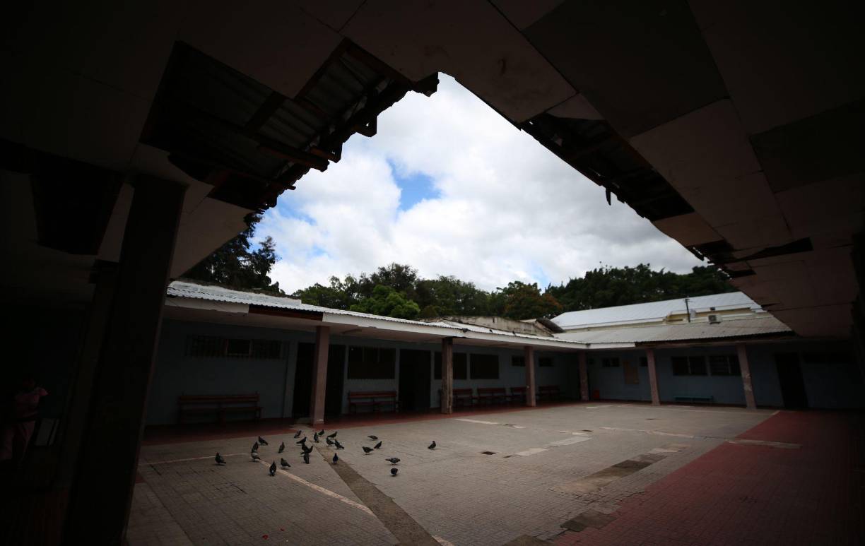 En sala de internamiento, que tiene varias falencias de infraestructura, los hombres toman el sol por la mañana y las mujeres por la tarde.