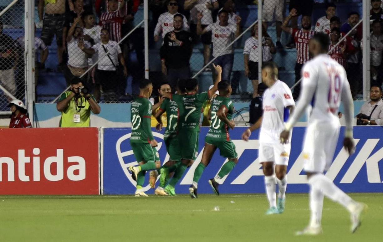 Los jugadores del Marathón festejando el gol de Alexy Vega para el empate 1-1 ante Olimpia.