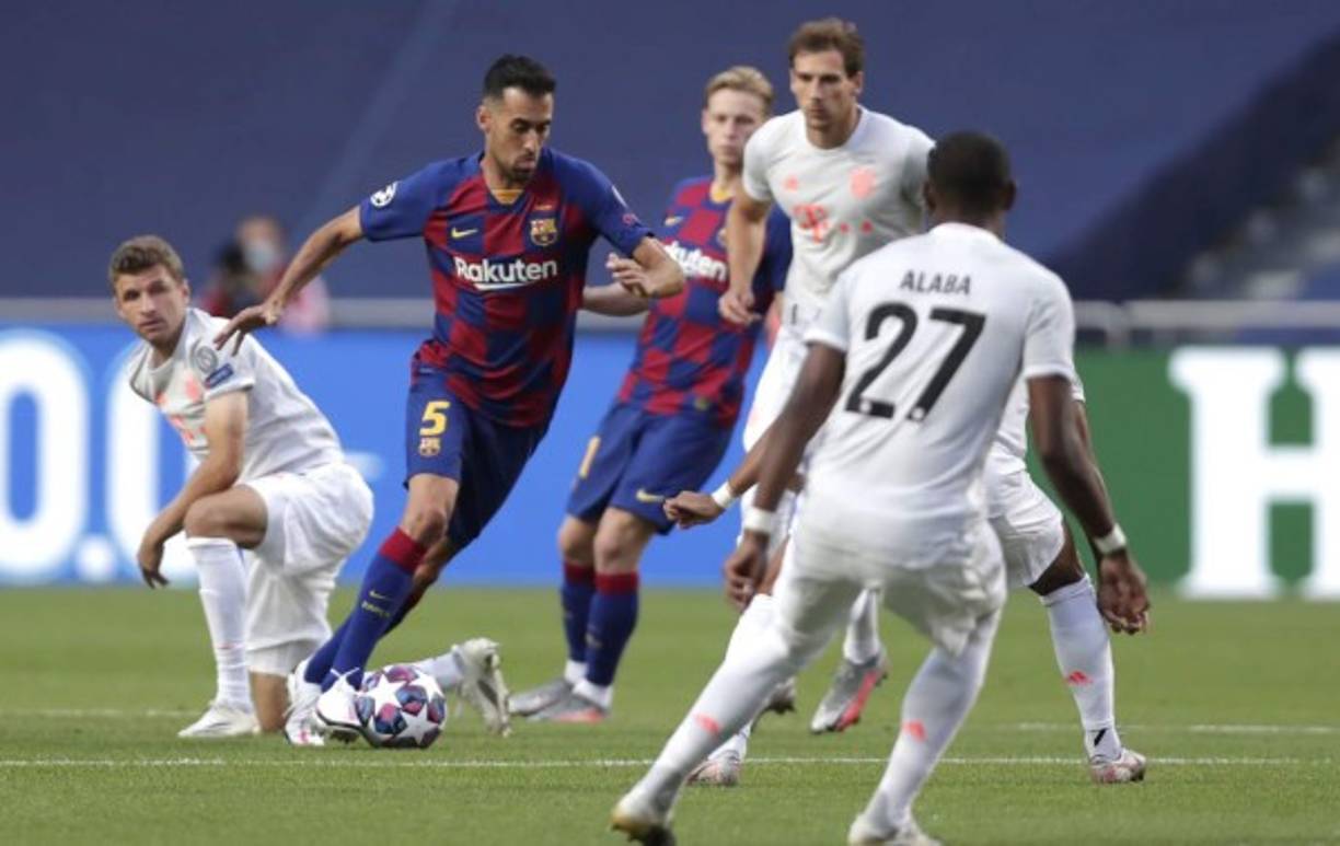 Sergio Busquets dejó de rodillas a Thomas Müller en esta acción en los primeros minutos del partido.