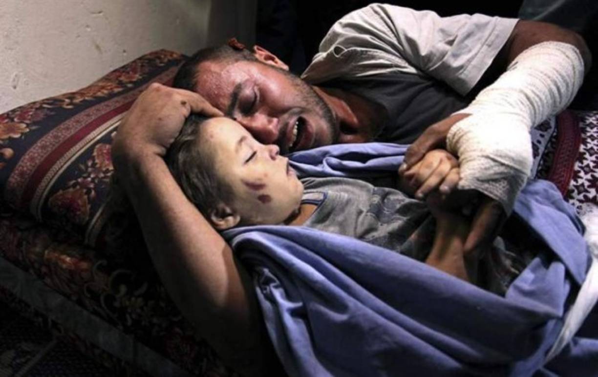 Un fotoperiodista palestino de Gaza que ha ganado un concurso internacional de fotografía en Rusia no puede viajar para recoger su premio debido al bloqueo impuesto a la Franja palestina, denunció el reportero en declaraciones a Efe. Ashraf Abu Amra dijo que el pasado jueves le notificaron por correo electrónico que había conseguido el segundo premio del concurso 'Andrei Stenin International Press Photo' en la categoría de Noticias Más Importantes y le invitaron a asistir a la ceremonia de entrega de premios el próximo día 30. El periodista ya ganó el mismo premio el año pasado con otra foto y tampoco pudo asistir por las restricciones de salida en la Franja palestina.