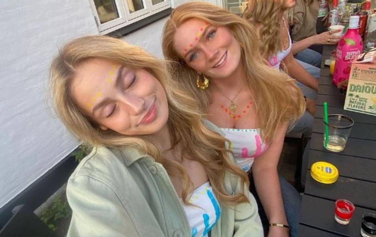 Caroline brilla con su estilo fresco y juvenil, reflejado en sus publicaciones en redes sociales, donde comparte su vida cotidiana entre amigos y viajes.