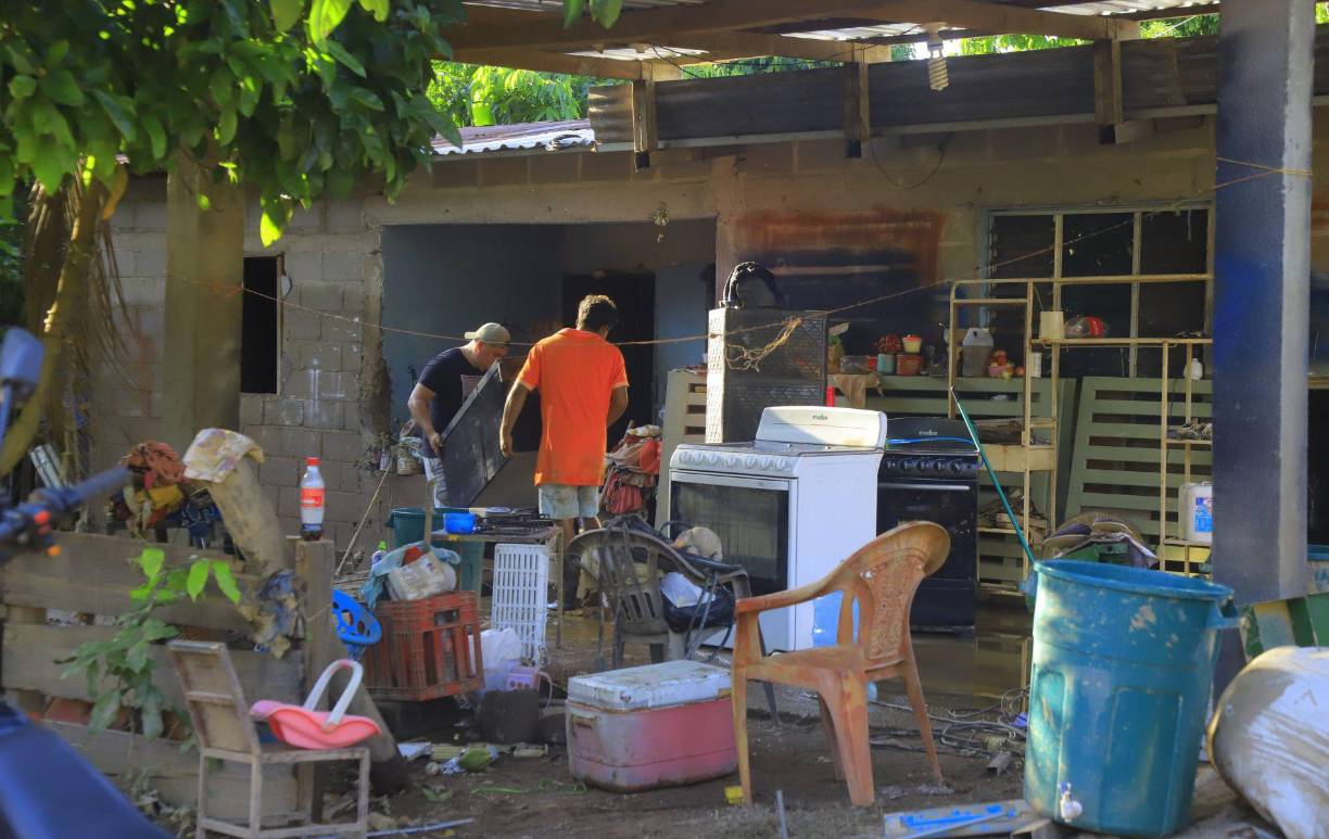 El lodo y la devastación cubren las calles de La Prieta, mientras los vecinos intentan rescatar lo que puedan. 