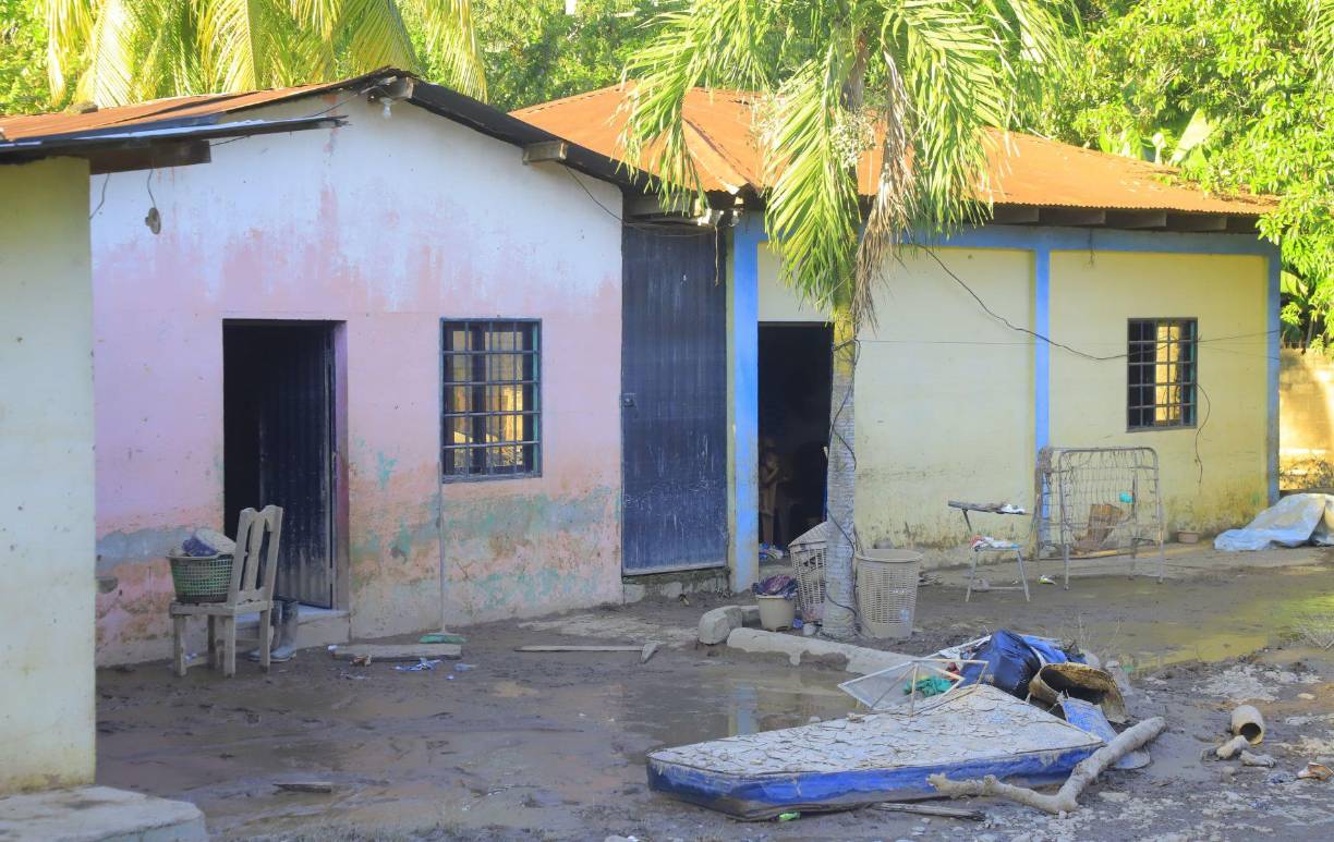 La tubería que abastece a La Prieta quedó dañada, y la única opción para los residentes es recurrir a fuentes improvisadas de agua para limpiar y sobrevivir.