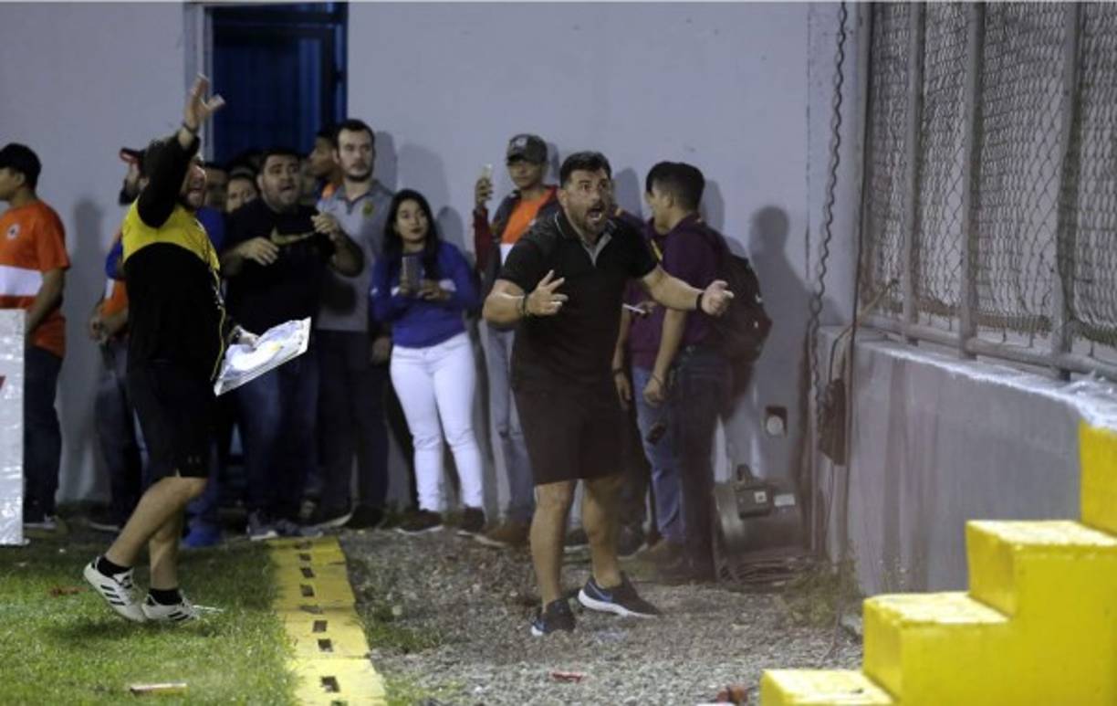 Martín 'Tato' García, que no pudo dirigir por su expulsión en la jornada anterior, estuvo así en el partido.