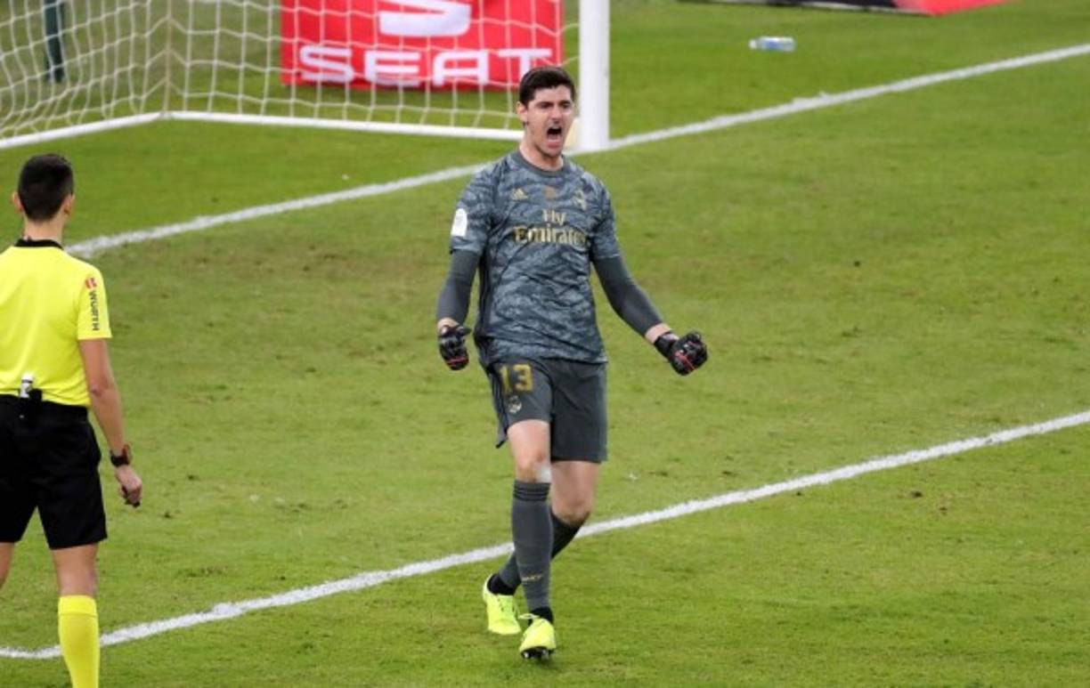 Thibaut Courtois celebrando luego de detener el penal a Thomas Partey.