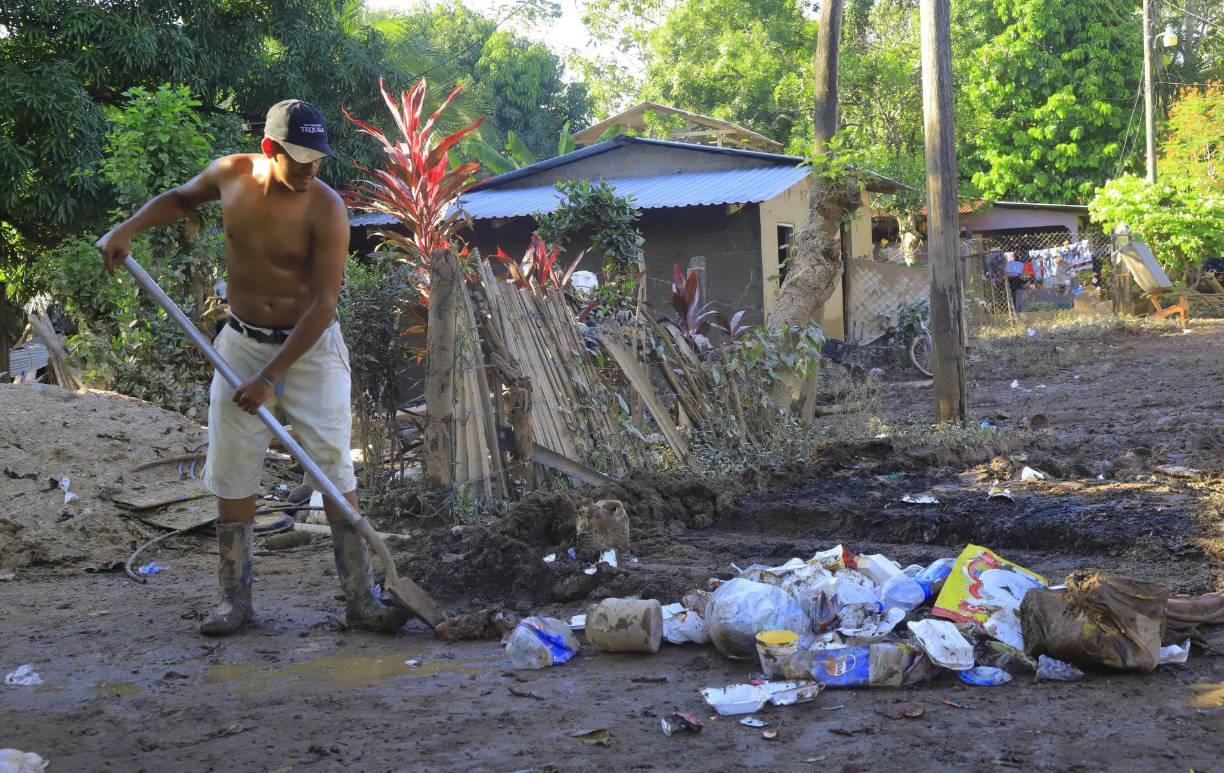 Corano retiraba el martes junto a sus empleados el lodo que anegó su comercio. El entrevistado suplicó al gobierno apoyo financiero, pues “tenemos préstamos”, pero a pesar de esta tragedia “nos toca pagar las cuotas”.