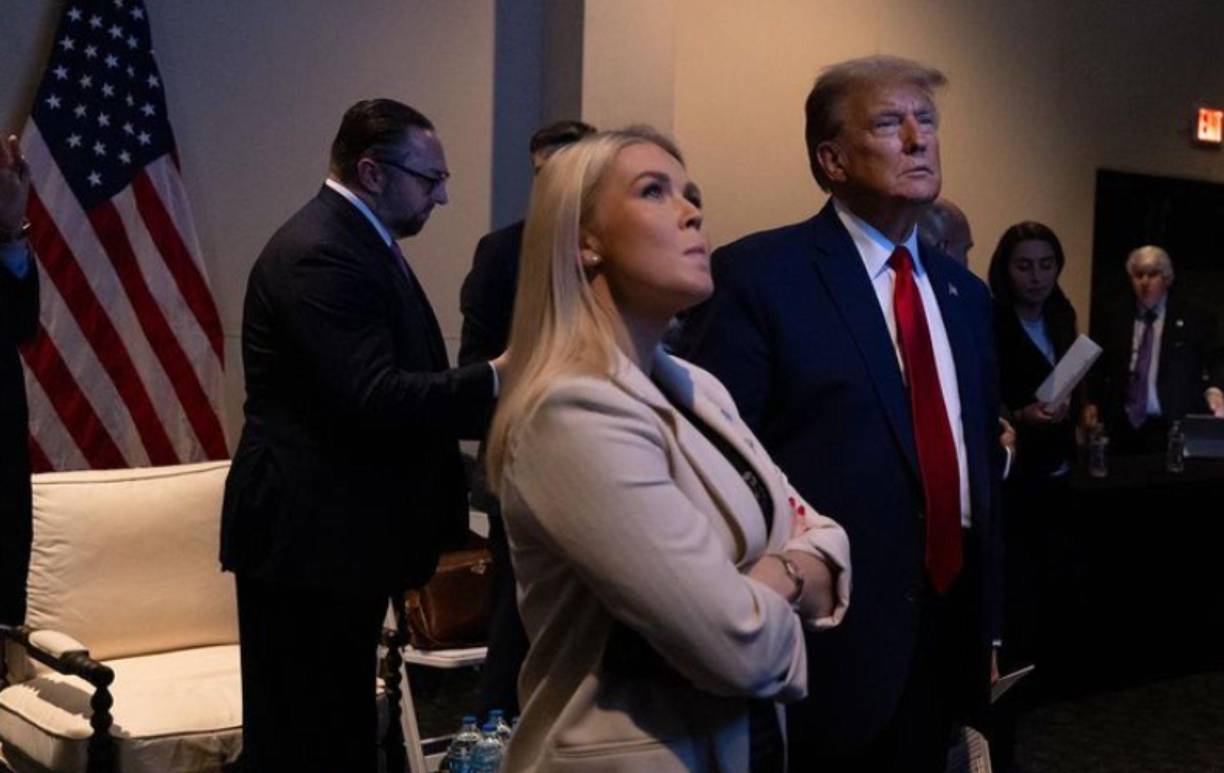 La guapa joven será responsable de gestionar las comunicaciones oficiales del presidente Donald Trump, desempeñando un papel clave en la transmisión de mensajes y respuestas a los medios de comunicación.