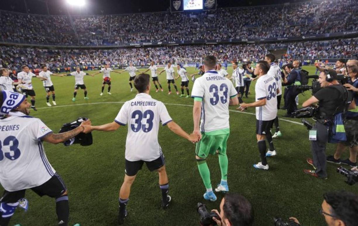 Real Madrid's Spanish-Dominican forward Mariano (2R) celebrates his goal with Real Madrid's Spanish defender Sergio Ramos (R) during the UEFA Champions League group G football match between Real Madrid CF and AS Roma at the Santiago Bernabeu stadium in Madrid on September 19, 2018. / AFP PHOTO / GABRIEL BOUYS