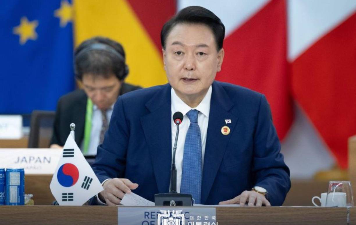 En las últimas horas, el presidente de Corea del Sur, Yoon Suk-yeol, activó la “ley marcial de emergencia”, una medida drástica para hacer frente a lo que calificó como amenazas al orden constitucional y a la integridad del Estado. Pero ¿quién es Yoon Suk-yeol y qué lo llevó a tomar esta decisión? A continuación, todos los detalles.