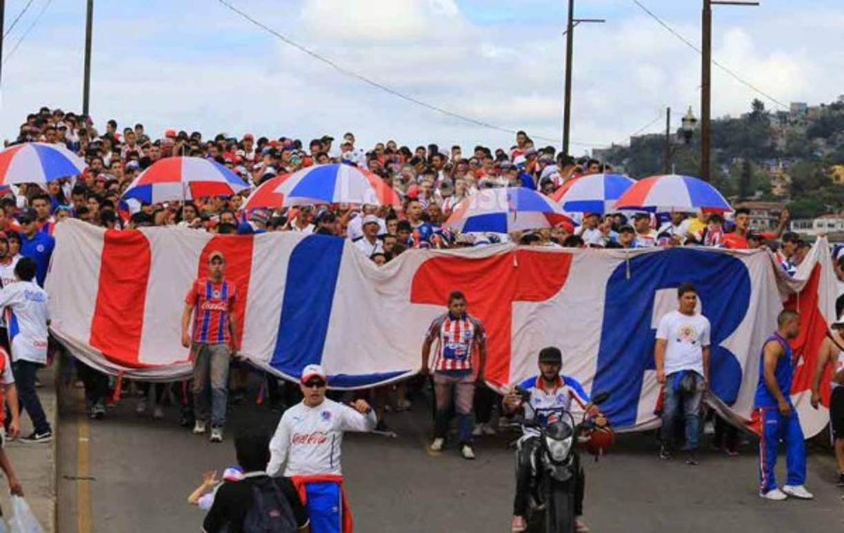 La barra del Olimpia a su llegada al estadio Nacional de Tegucigalpa.