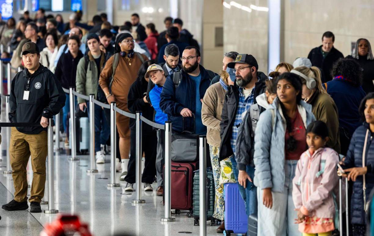 En Estados Unidos, el Día de Acción de Gracias conmemora la reunión en 1621 entre los peregrinos de Plymouth y los nativos Wampanoag, quienes compartieron un banquete para celebrar la primera cosecha exitosa. 