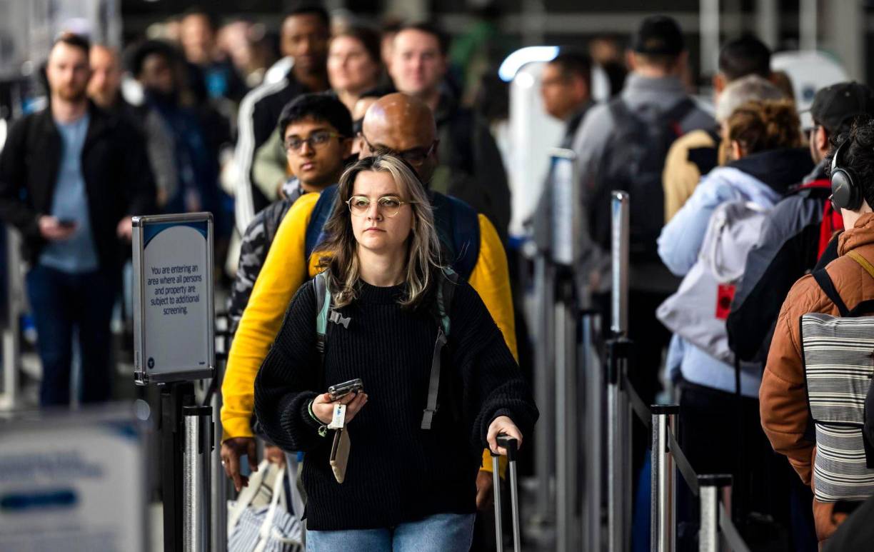 Las persistentes lluvias en ciudades como Nueva York y Boston están creando condiciones difíciles para los viajeros que se dirigen a sus destinos por el Día de Acción de Gracias. 