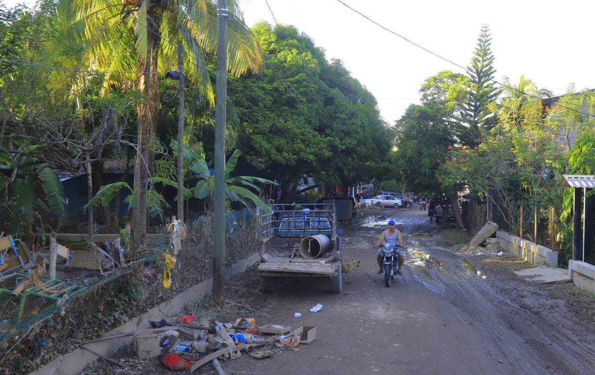 Desde las primeras lluvias -producto de la tormenta-, las aguas del río Cauca desbordaron sus orillas, arrasando con viviendas, cultivos y negocios. 