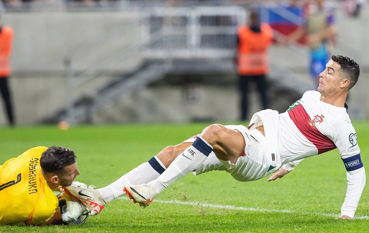 Cristiano Ronaldo no pudo sacar el remate y le terminó dando una patada al portero Martin Dúbravka de Eslovaquia. 