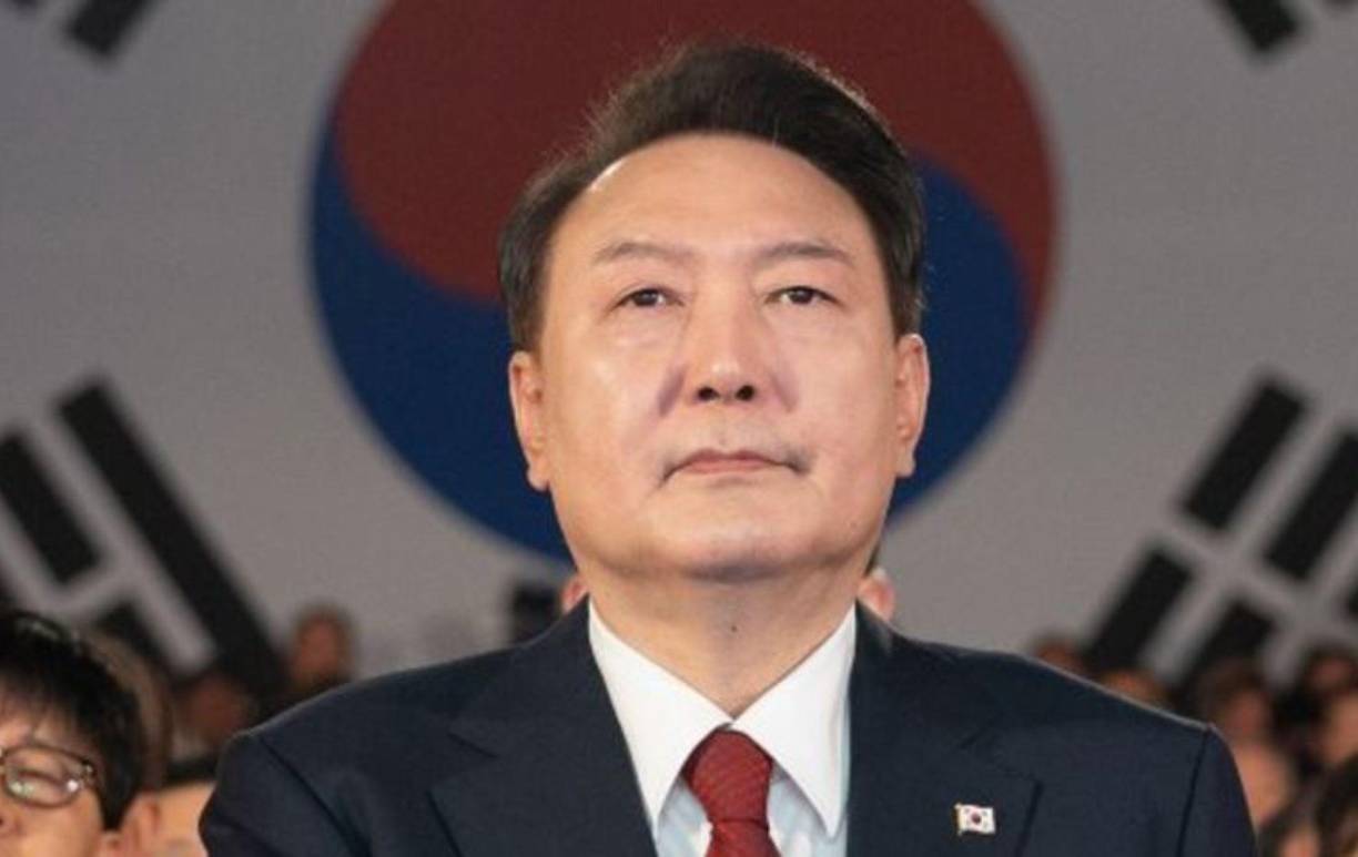 Se le otorgan facultades a las fuerzas militares y a otros cuerpos policiales para que salvaguarden el orden público. Así, pueden realizar arrestos sin que ningún organismo jurídico controle sus actividades.