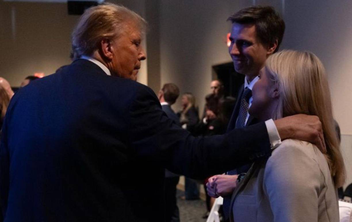 Leavitt asumirá el desafío de mantener la imagen pública del presidente Trump, liderando la estrategia de comunicación de la Casa Blanca y coordinando las respuestas ante crisis y eventos importantes.