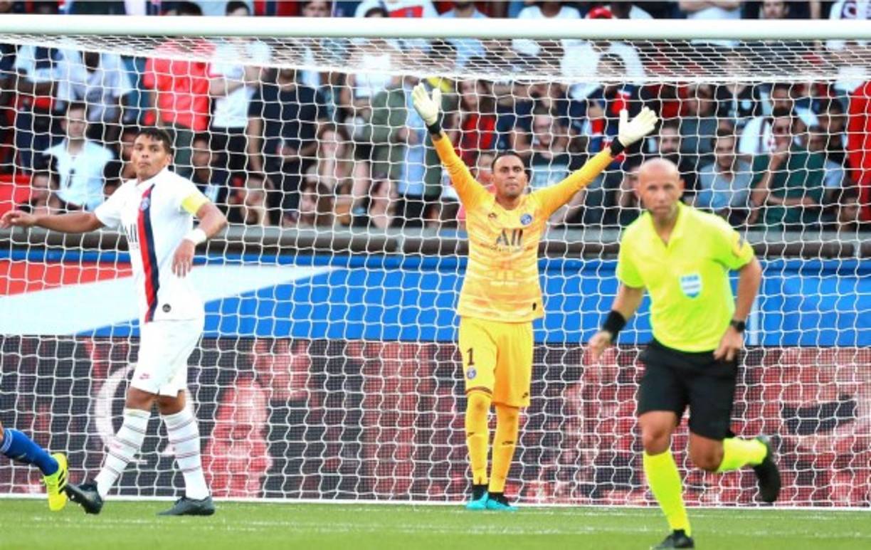 Keylor Navas realizó su debut en la portería del PSG y destacó con grandes tapadas.